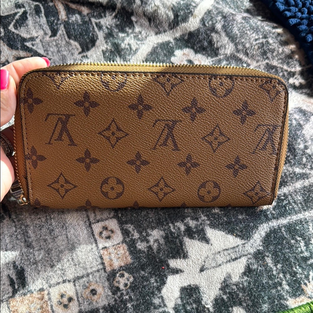 LVee Monogram Wallet - Picture 3 of 3